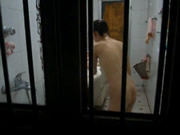 淫男偷看妹妹洗澡
